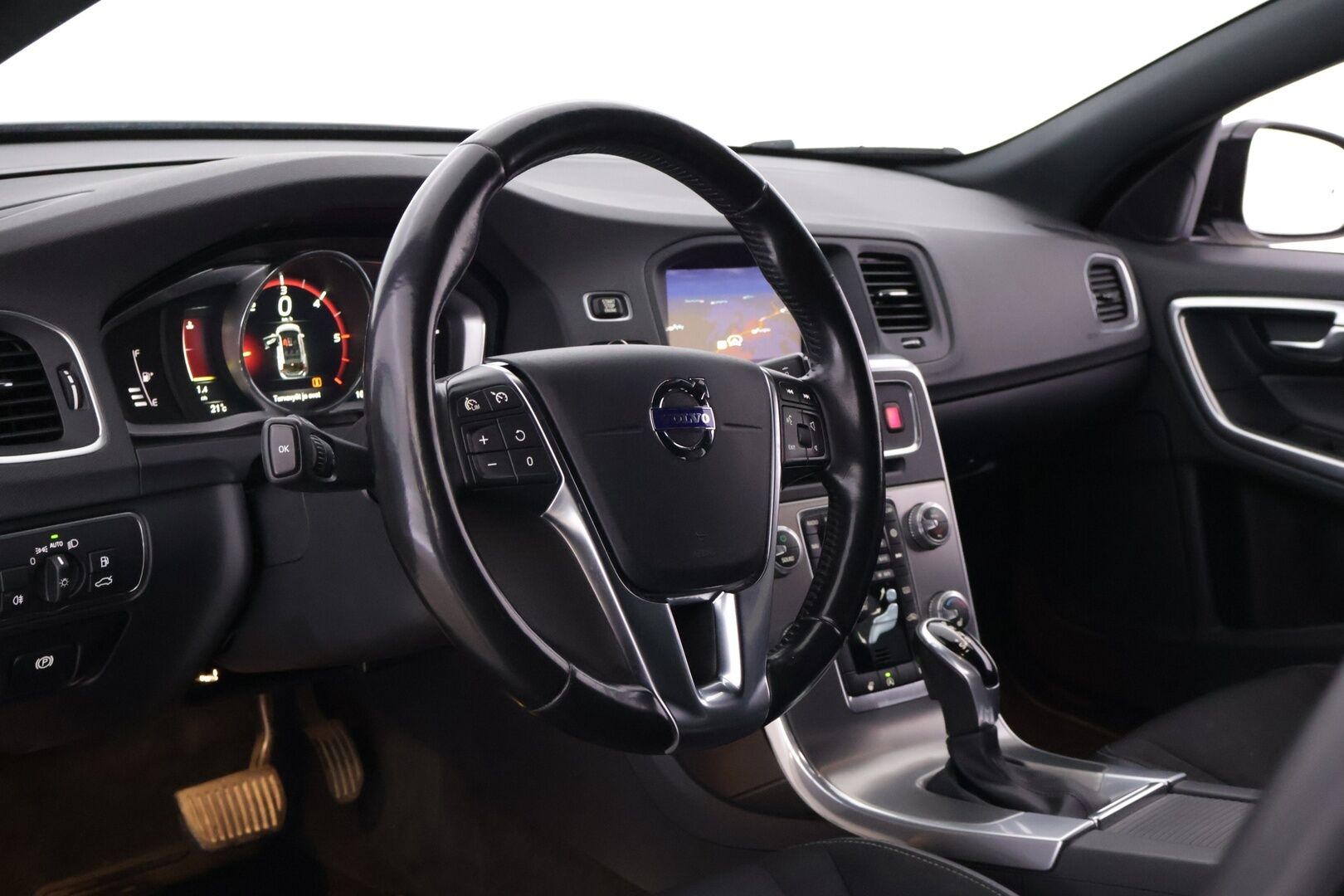 Volvo V60 Cross Country 2018 D4 AWD Business Momentum *Webasto / Navigointi / Vakkari / P.tutka / Puolinahat / Vetokoukku* - High Performance Audio / Sensus Navigointi / Puhdas historia / Seuraava katsastus 11/26