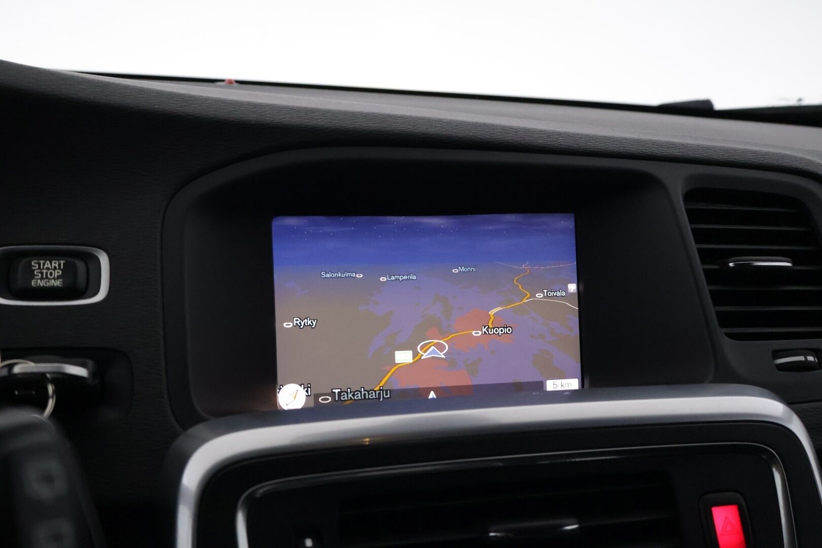 Volvo V60 Cross Country 2018 D4 AWD Business Momentum *Webasto / Navigointi / Vakkari / P.tutka / Puolinahat / Vetokoukku* - High Performance Audio / Sensus Navigointi / Puhdas historia / Seuraava katsastus 11/26
