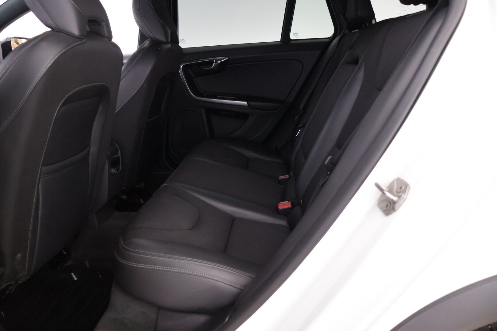 Volvo V60 Cross Country 2018 D4 AWD Business Momentum *Webasto / Navigointi / Vakkari / P.tutka / Puolinahat / Vetokoukku* - High Performance Audio / Sensus Navigointi / Puhdas historia / Seuraava katsastus 11/26