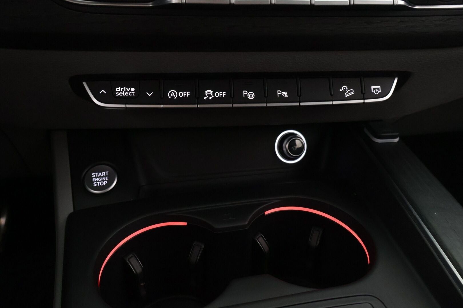 Audi A4 allroad quattro 2017 Business 2,0 TFSI 185 kW quattro S tronic * Adapt. Cruise / B&O-sound / Sähköpenkit / Webasto / APP-Connect / Koukku * - * Kahdet renkaat / Särmä huoltohistoria *