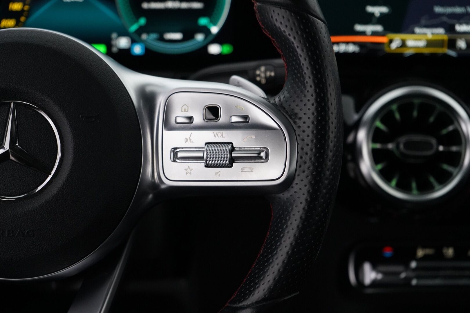 Mercedes-Benz EQA 2021 250 Business AMG - Distronic+ | Koukku | Kamera | LED High Performance | Suomi-Auto | Kahdet renkaat | Merkkihuollot | TODELLA hieno!