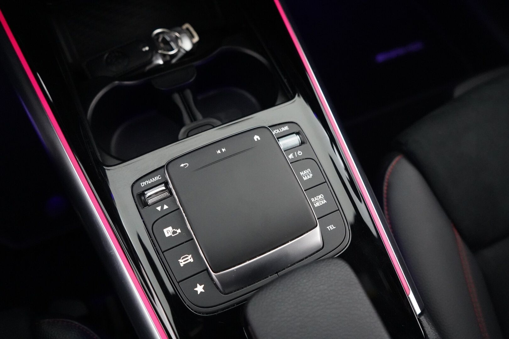 Mercedes-Benz EQA 2021 250 Business AMG - Distronic+ | Koukku | Kamera | LED High Performance | Suomi-Auto | Kahdet renkaat | Merkkihuollot | TODELLA hieno!