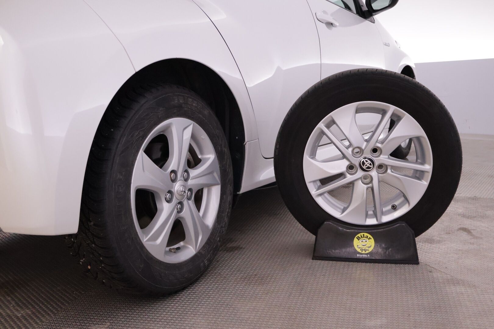 Toyota Yaris 2021 1,5 Hybrid Active * Plus paketti / ACC / Keyless Go / Navi / P. Kamera / Ratinlämmitin / Kaukovaloautomatiikka* - Helmiäisvalkoinen metalliväri / Suomi-auto / 2 Hyvät renkaat alumiiinivanteilla  / Merkkihuollettu