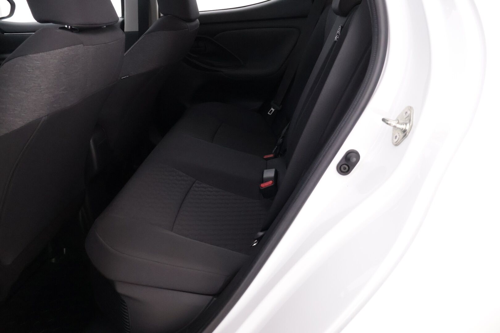 Toyota Yaris 2021 1,5 Hybrid Active * Plus paketti / ACC / Keyless Go / Navi / P. Kamera / Ratinlämmitin / Kaukovaloautomatiikka* - Helmiäisvalkoinen metalliväri / Suomi-auto / 2 Hyvät renkaat alumiiinivanteilla  / Merkkihuollettu