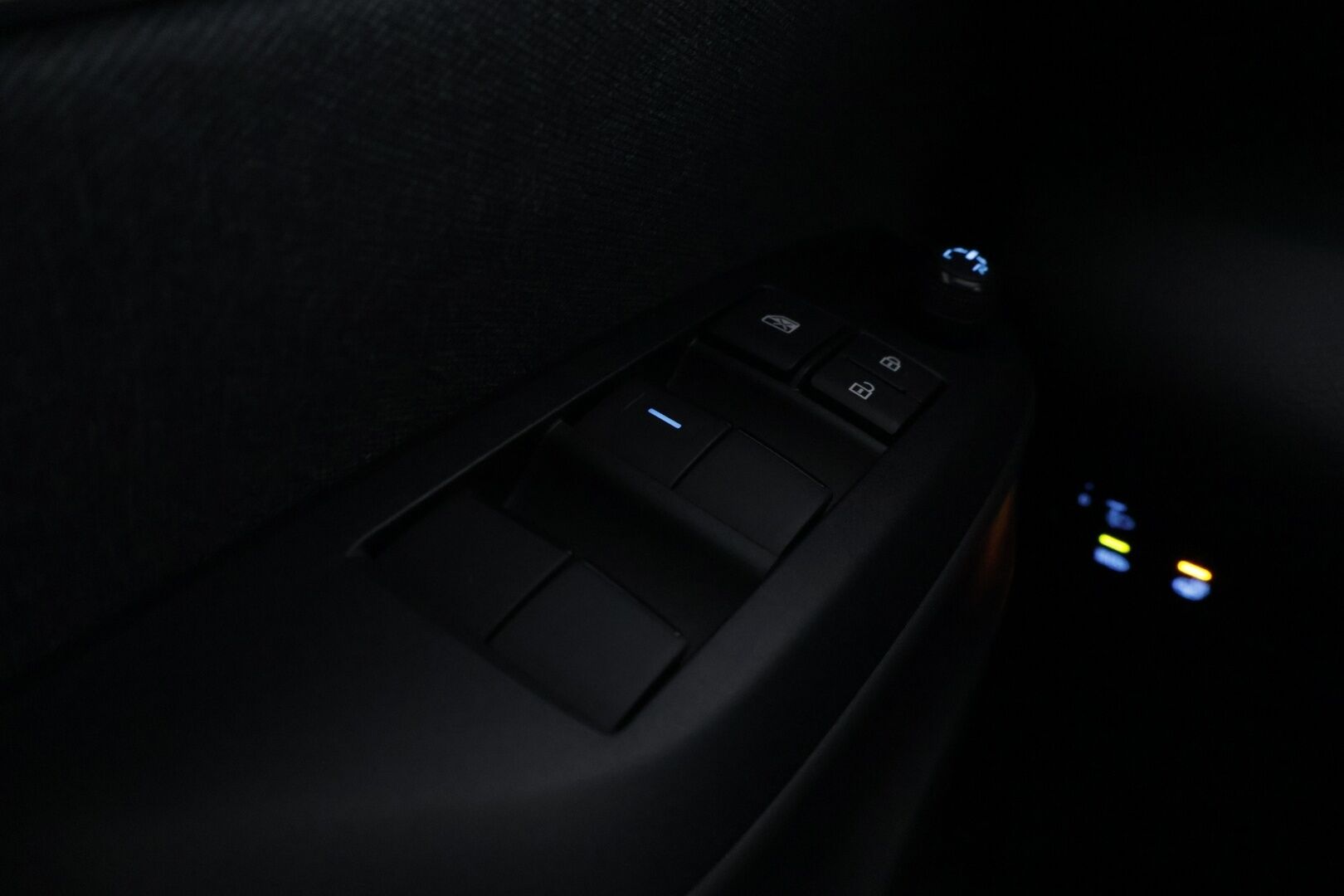 Toyota Yaris 2021 1,5 Hybrid Active * Plus paketti / ACC / Keyless Go / Navi / P. Kamera / Ratinlämmitin / Kaukovaloautomatiikka* - Helmiäisvalkoinen metalliväri / Suomi-auto / 2 Hyvät renkaat alumiiinivanteilla  / Merkkihuollettu