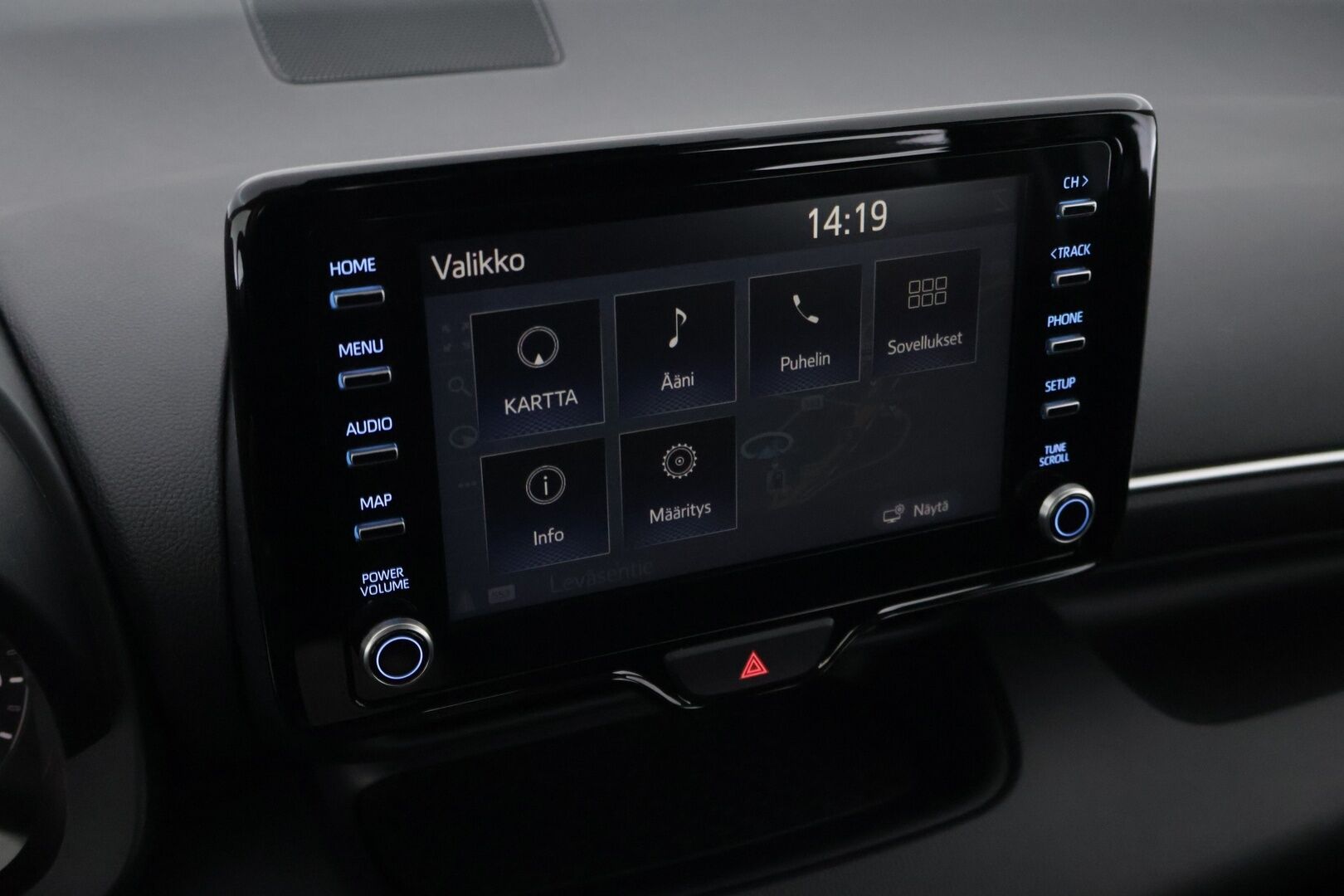 Toyota Yaris 2021 1,5 Hybrid Active * Plus paketti / ACC / Keyless Go / Navi / P. Kamera / Ratinlämmitin / Kaukovaloautomatiikka* - Helmiäisvalkoinen metalliväri / Suomi-auto / 2 Hyvät renkaat alumiiinivanteilla  / Merkkihuollettu