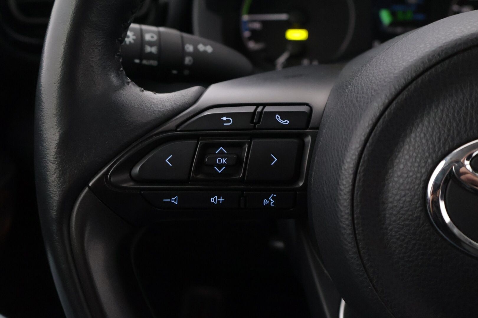 Toyota Yaris 2021 1,5 Hybrid Active * Plus paketti / ACC / Keyless Go / Navi / P. Kamera / Ratinlämmitin / Kaukovaloautomatiikka* - Helmiäisvalkoinen metalliväri / Suomi-auto / 2 Hyvät renkaat alumiiinivanteilla  / Merkkihuollettu