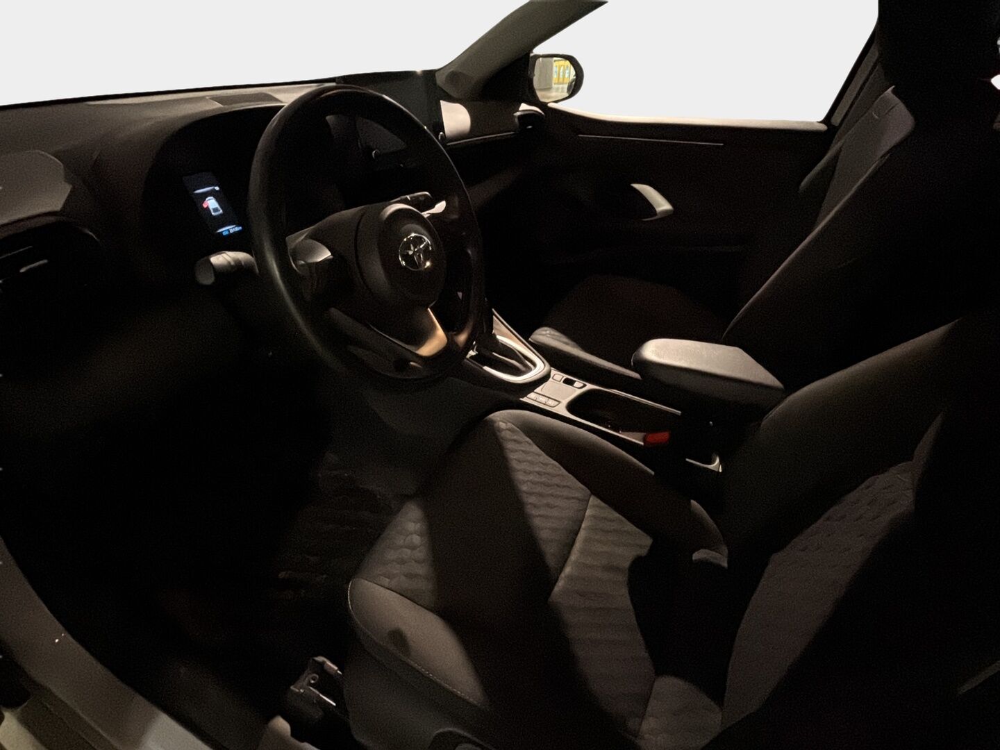 Toyota Yaris 2021 1,5 Hybrid Active * Plus paketti / ACC / Keyless Go / Navi / P. Kamera / Ratinlämmitin / Kaukovaloautomatiikka* - Helmiäisvalkoinen metalliväri / Suomi-auto / 2 Hyvät renkaat alumiiinivanteilla  / Merkkihuollettu - HULLU BLACKWEEK KORKOTARJOUS 2,49%