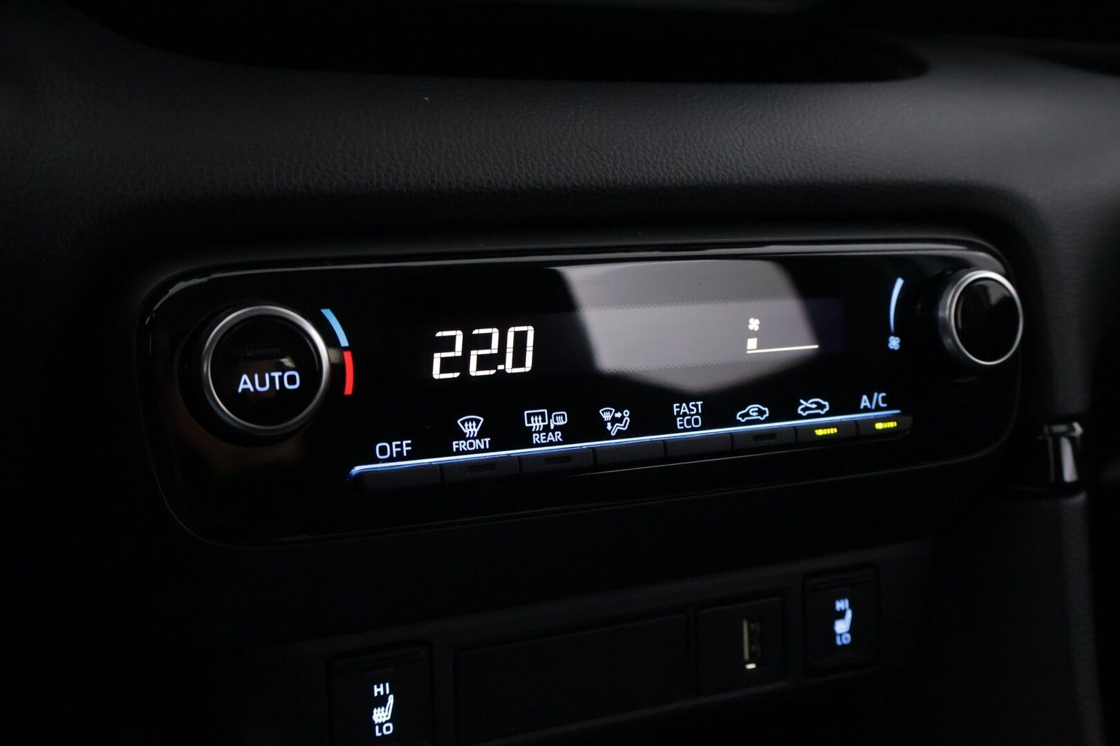 Toyota Yaris 2021 1,5 Hybrid Active * Plus paketti / ACC / Keyless Go / Navi / P. Kamera / Ratinlämmitin / Kaukovaloautomatiikka* - Helmiäisvalkoinen metalliväri / Suomi-auto / 2 Hyvät renkaat alumiiinivanteilla  / Merkkihuollettu