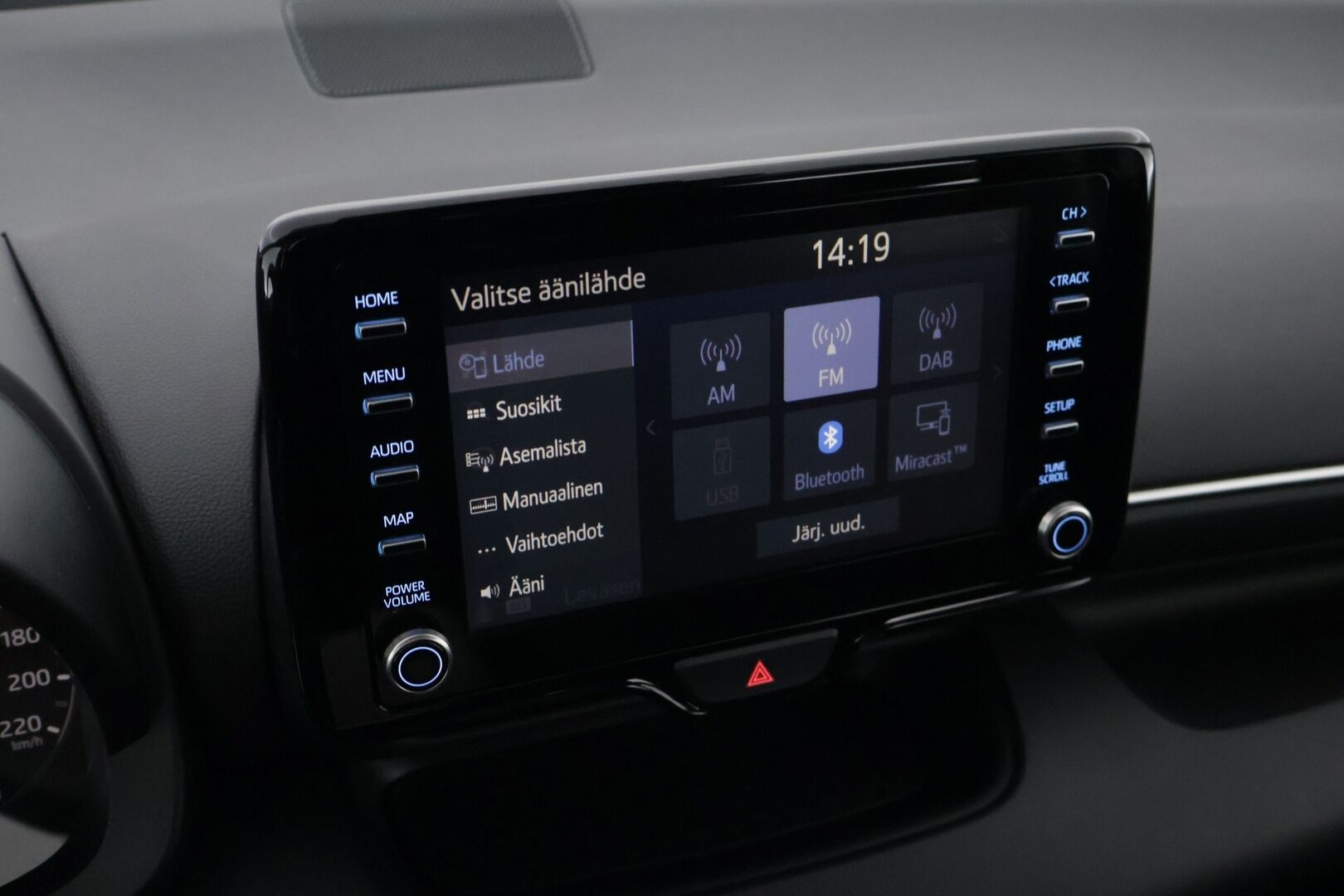 Toyota Yaris 2021 1,5 Hybrid Active * Plus paketti / ACC / Keyless Go / Navi / P. Kamera / Ratinlämmitin / Kaukovaloautomatiikka* - Helmiäisvalkoinen metalliväri / Suomi-auto / 2 Hyvät renkaat alumiiinivanteilla  / Merkkihuollettu