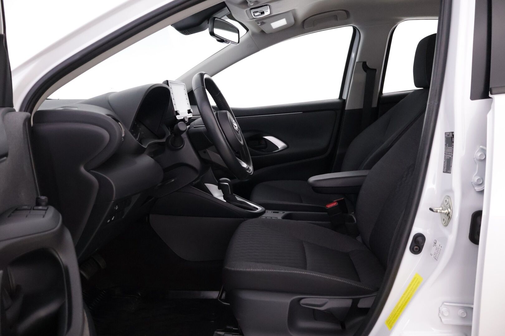 Toyota Yaris 2021 1,5 Hybrid Active * Plus paketti / ACC / Keyless Go / Navi / P. Kamera / Ratinlämmitin / Kaukovaloautomatiikka* - Helmiäisvalkoinen metalliväri / Suomi-auto / 2 Hyvät renkaat alumiiinivanteilla  / Merkkihuollettu