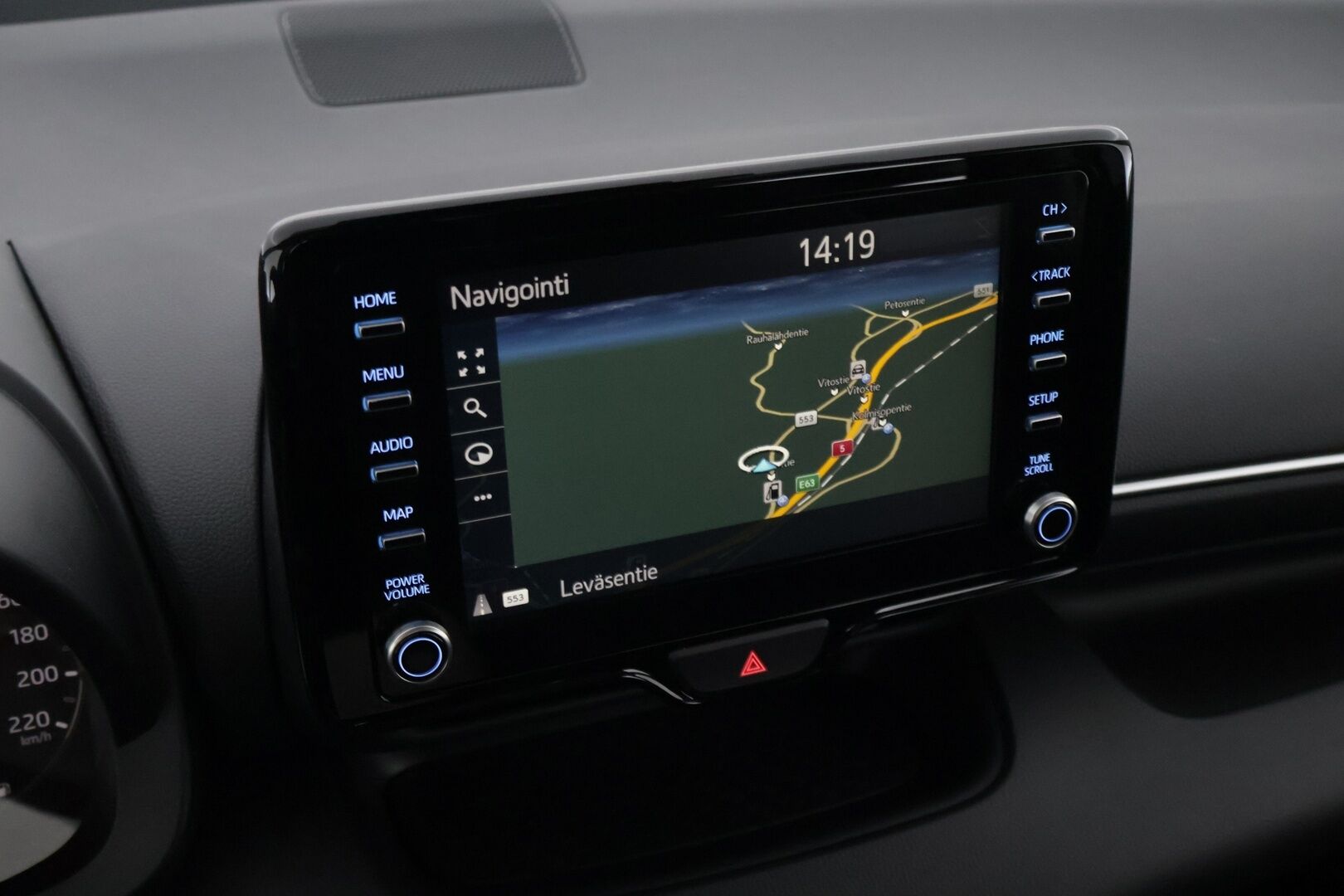 Toyota Yaris 2021 1,5 Hybrid Active * Plus paketti / ACC / Keyless Go / Navi / P. Kamera / Ratinlämmitin / Kaukovaloautomatiikka* - Helmiäisvalkoinen metalliväri / Suomi-auto / 2 Hyvät renkaat alumiiinivanteilla  / Merkkihuollettu