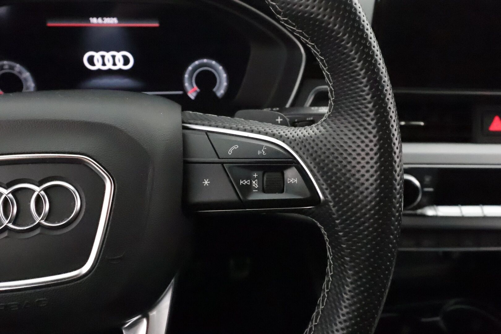 Audi A4 2021 Avant Business S line 40 TFSI MHEV quattro ** Webasto / Bang & Olufsen / Adapt.Vakkari /  P.kamera / Black Optic ** - Talvivarusteet / Suomi-auto / Digimittaristo / Vetokoukku / Matrix Led /