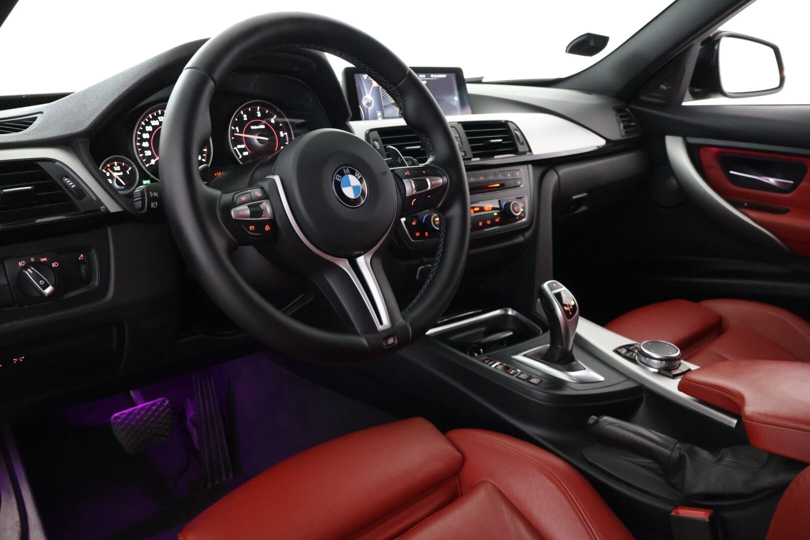 BMW 335 2015 F31 Touring 335d A xDrive Business M Sport - H&K | Webasto | HUD | P-Kamera | Tutkat | Comfort Access | Navi | Punainen nahkasisusta | Vakkari | Koukku 