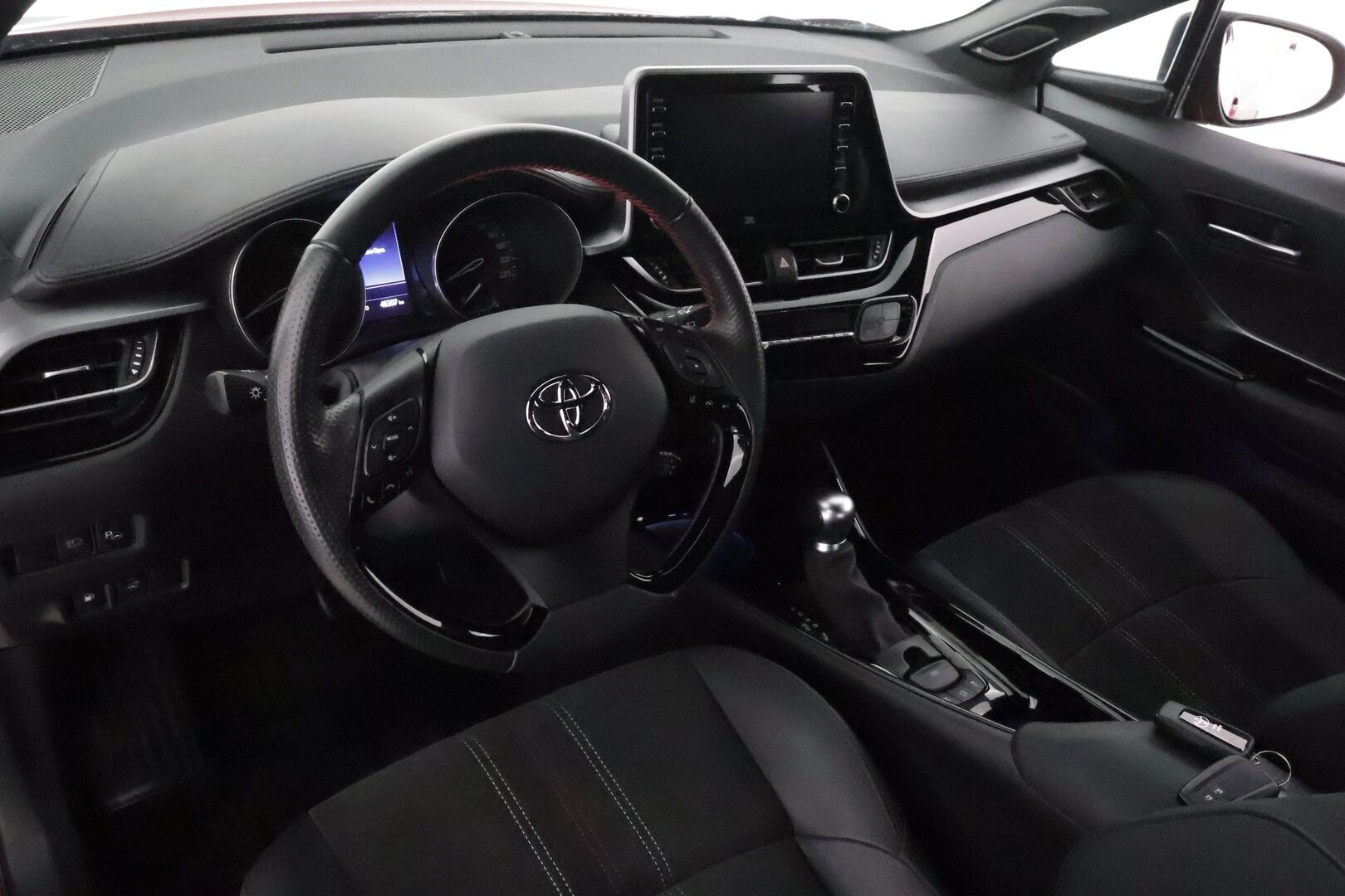 Toyota C-HR 2021 2,0 Hybrid GR Sport - 1Om Suomiauto / JBL / Adapt.Vakkari / Vetokoukku / Peruutuskamera / Adapt.LED / Nahka-Alcantara / Ratinlämmitys / Supervarusteet!