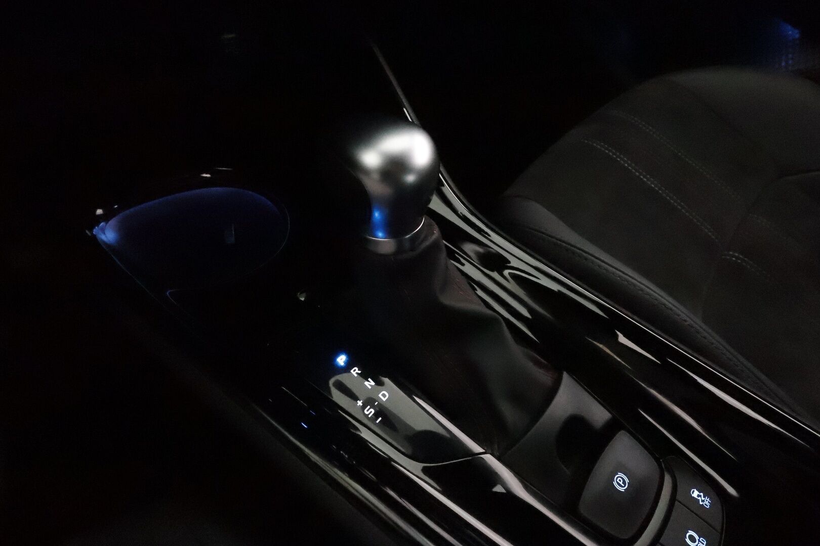 Toyota C-HR 2021 2,0 Hybrid GR Sport - 1Om Suomiauto / JBL / Adapt.Vakkari / Vetokoukku / Peruutuskamera / Adapt.LED / Nahka-Alcantara / Ratinlämmitys / Supervarusteet!