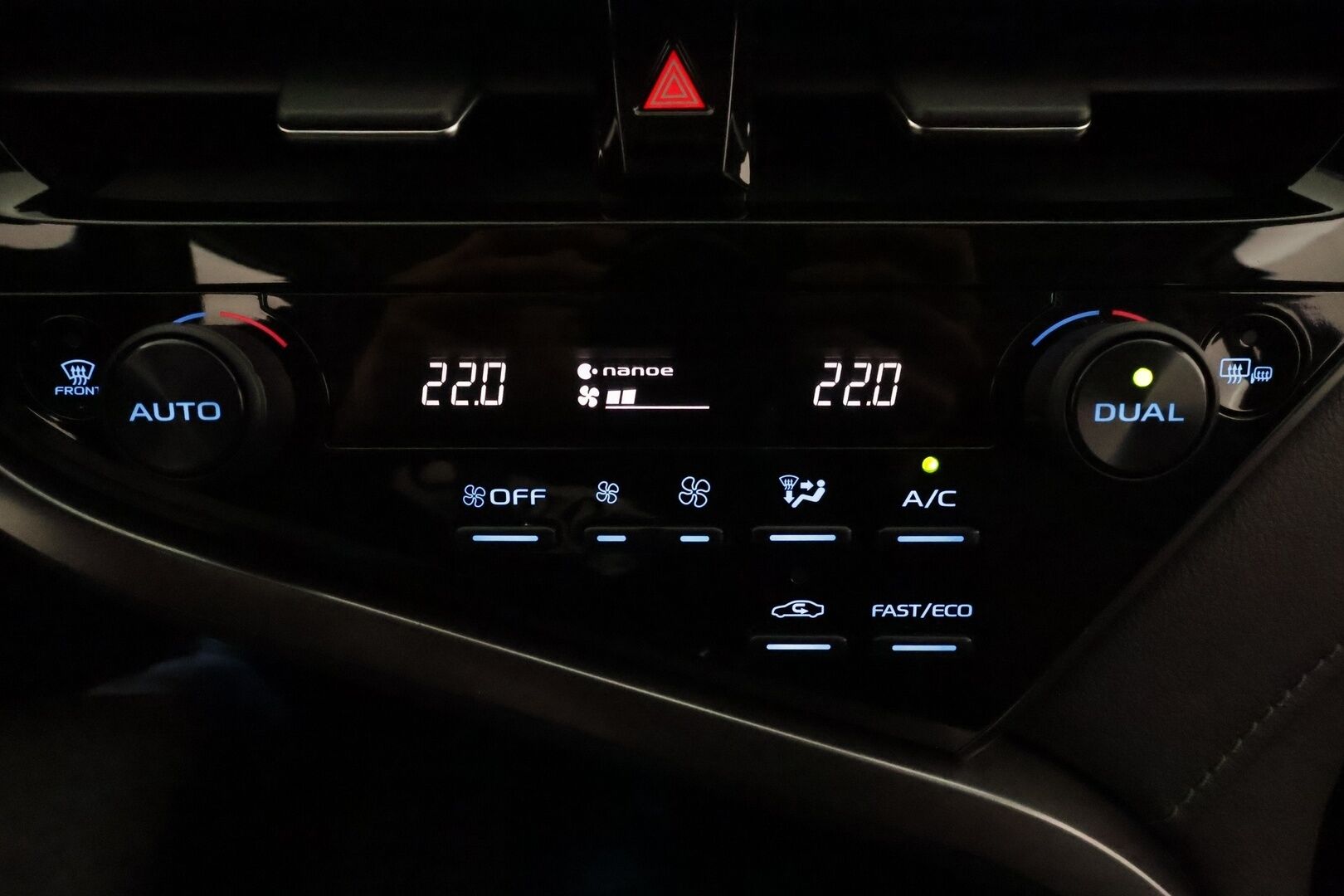 Toyota Camry 2021 2,5 Hybrid Style *ACC / P.kamera / Bi-LED / Lohkolämmitin / Sähköpenkit / Navi / Apple&Android* - Suomi-auto / Kahdet renkaat aluvanteilla / Merkkihuollettu