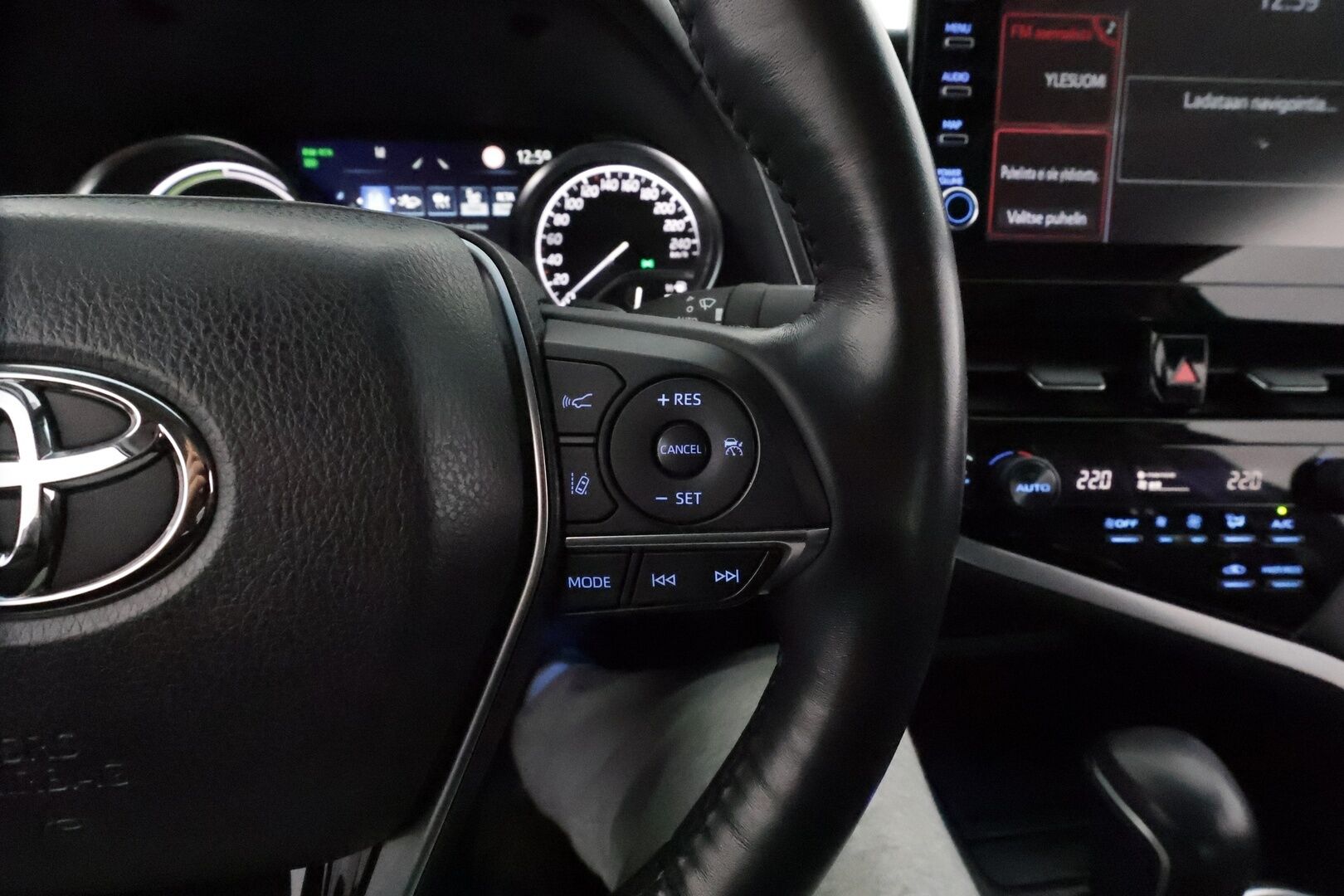 Toyota Camry 2021 2,5 Hybrid Style *ACC / P.kamera / Bi-LED / Lohkolämmitin / Sähköpenkit / Navi / Apple&Android* - Suomi-auto / Kahdet renkaat aluvanteilla / Merkkihuollettu