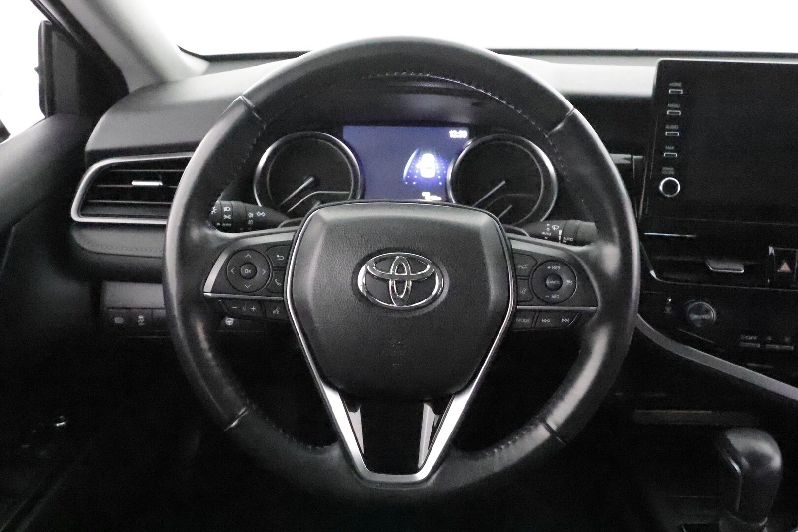 Toyota Camry 2021 2,5 Hybrid Style *ACC / P.kamera / Bi-LED / Lohkolämmitin / Sähköpenkit / Navi / Apple&Android* - Suomi-auto / Kahdet renkaat aluvanteilla / Merkkihuollettu