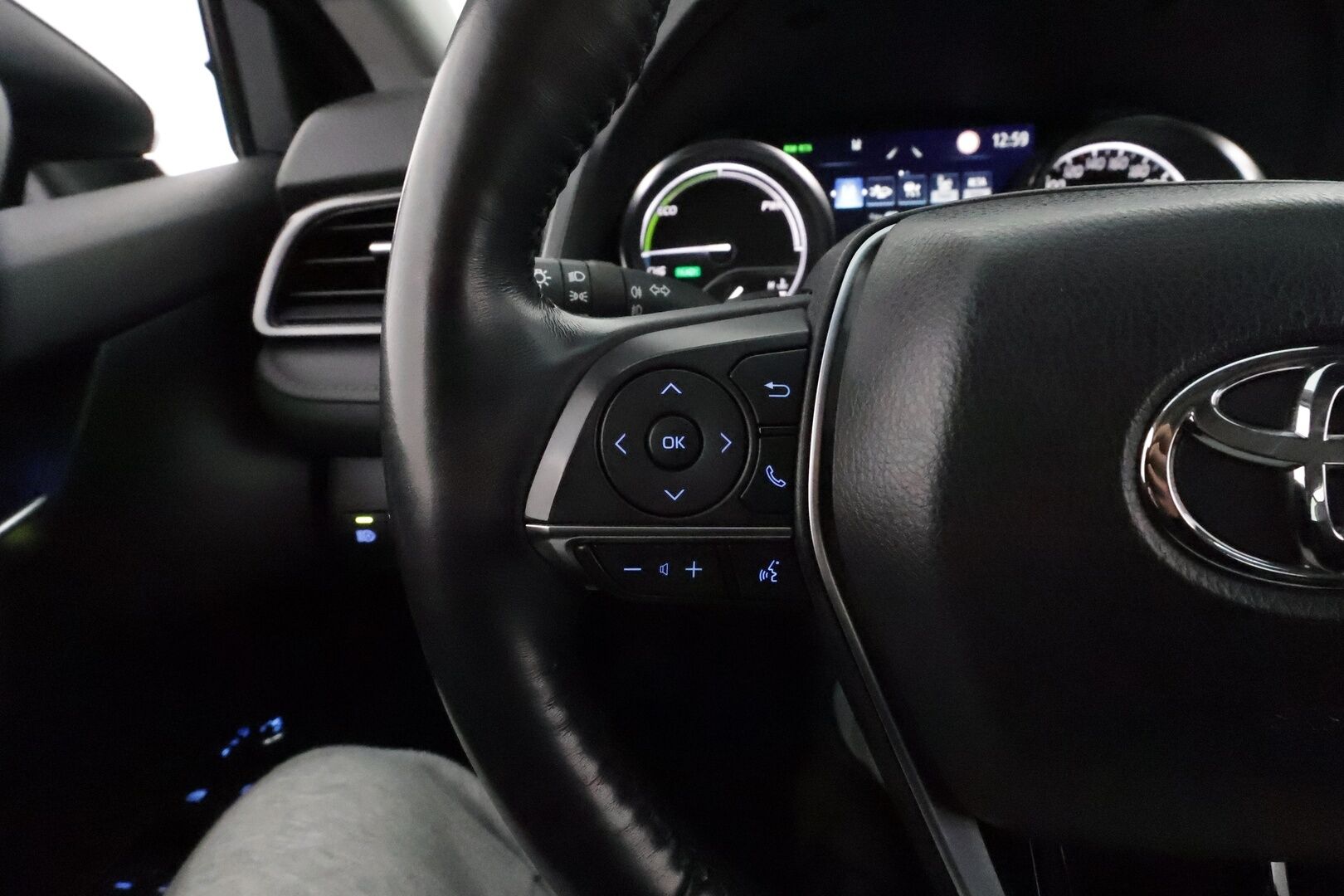 Toyota Camry 2021 2,5 Hybrid Style *ACC / P.kamera / Bi-LED / Lohkolämmitin / Sähköpenkit / Navi / Apple&Android* - Suomi-auto / Kahdet renkaat aluvanteilla / Merkkihuollettu