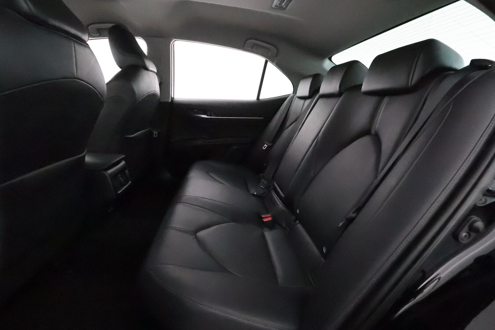Toyota Camry 2021 2,5 Hybrid Style *ACC / P.kamera / Bi-LED / Lohkolämmitin / Sähköpenkit / Navi / Apple&Android* - Suomi-auto / Kahdet renkaat aluvanteilla / Merkkihuollettu