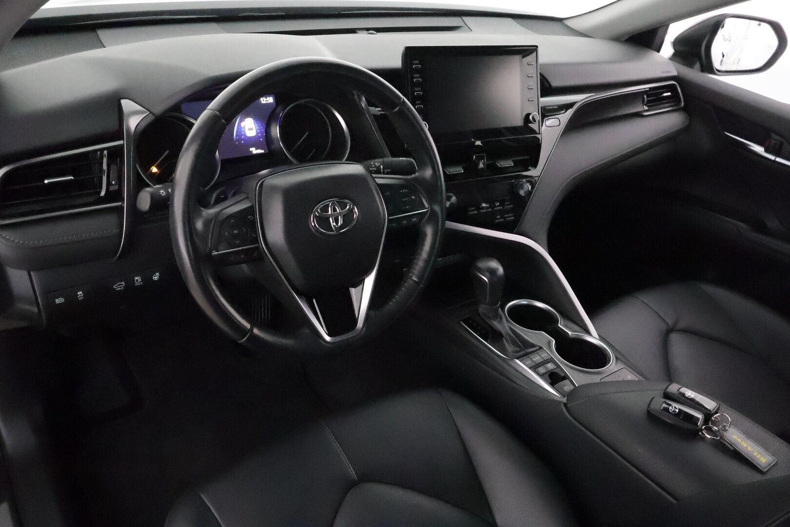 Toyota Camry 2021 2,5 Hybrid Style *ACC / P.kamera / Bi-LED / Lohkolämmitin / Sähköpenkit / Navi / Apple&Android* - Suomi-auto / Kahdet renkaat aluvanteilla / Merkkihuollettu