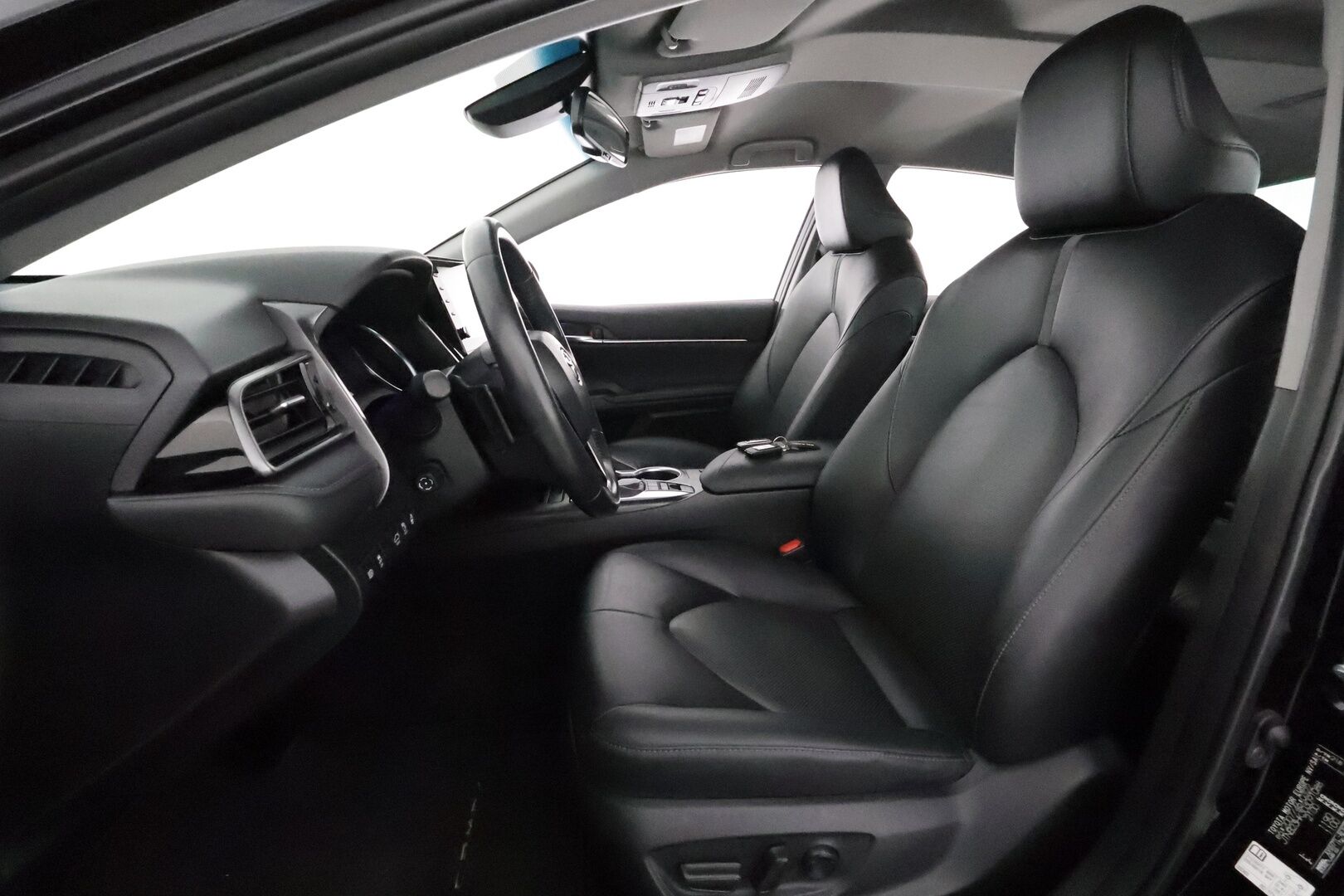 Toyota Camry 2021 2,5 Hybrid Style *ACC / P.kamera / Bi-LED / Lohkolämmitin / Sähköpenkit / Navi / Apple&Android* - Suomi-auto / Kahdet renkaat aluvanteilla / Merkkihuollettu