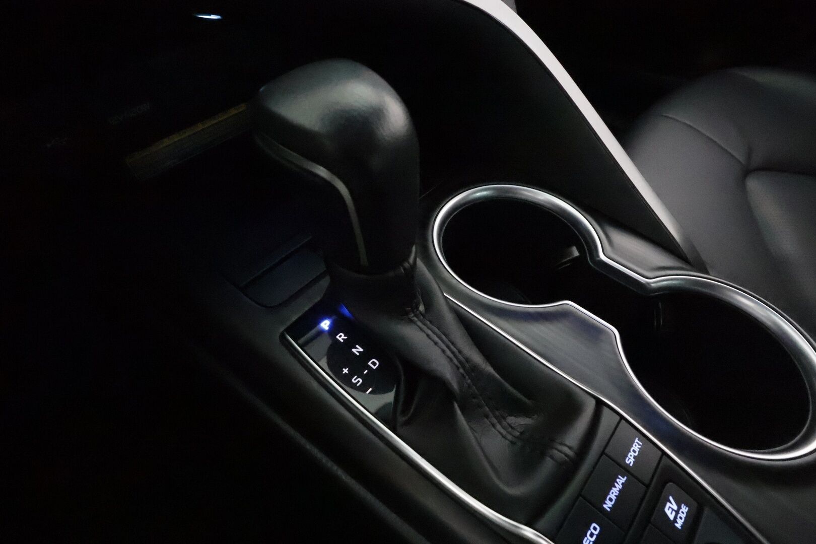 Toyota Camry 2021 2,5 Hybrid Style *ACC / P.kamera / Bi-LED / Lohkolämmitin / Sähköpenkit / Navi / Apple&Android* - Suomi-auto / Kahdet renkaat aluvanteilla / Merkkihuollettu