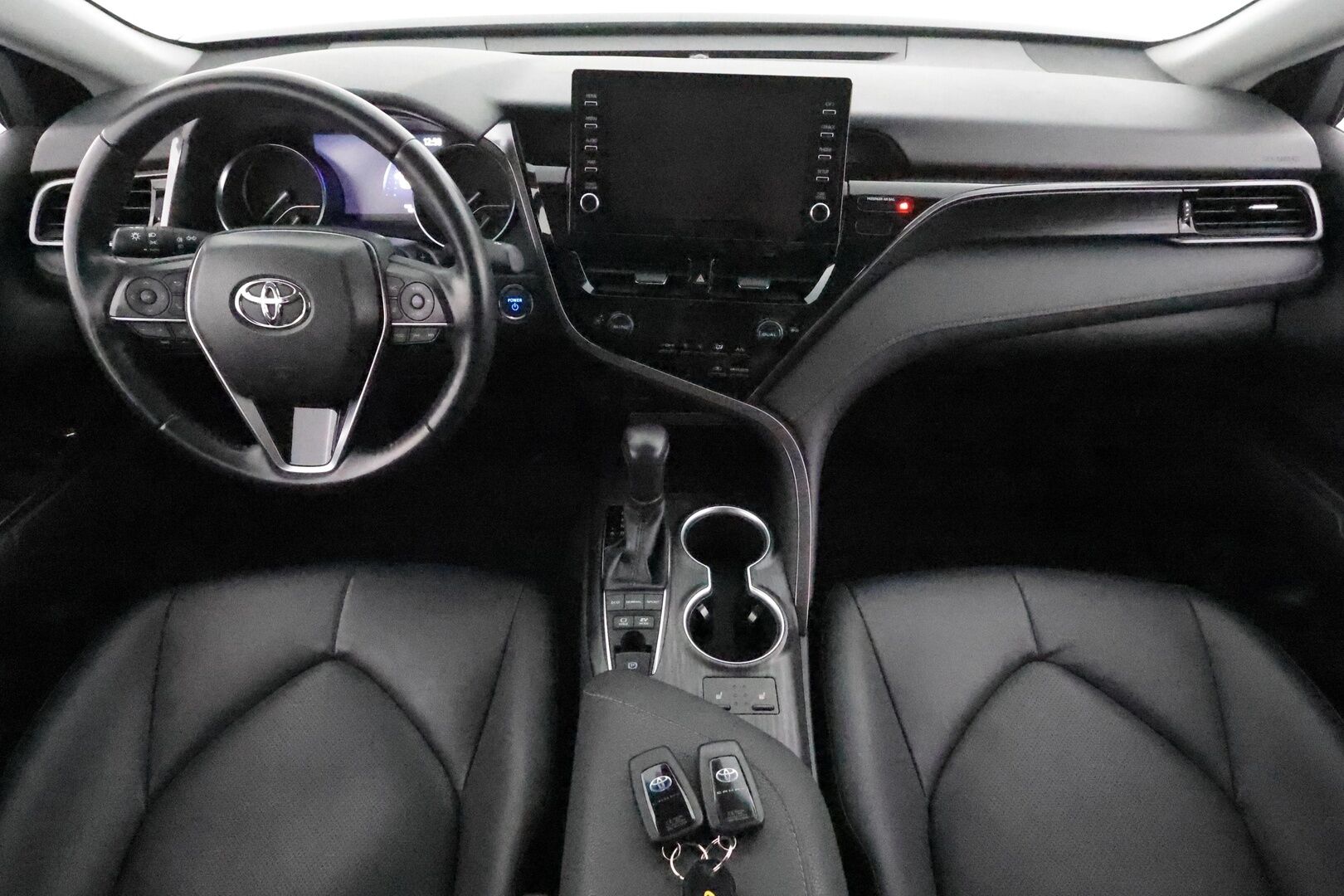 Toyota Camry 2021 2,5 Hybrid Style *ACC / P.kamera / Bi-LED / Lohkolämmitin / Sähköpenkit / Navi / Apple&Android* - Suomi-auto / Kahdet renkaat aluvanteilla / Merkkihuollettu