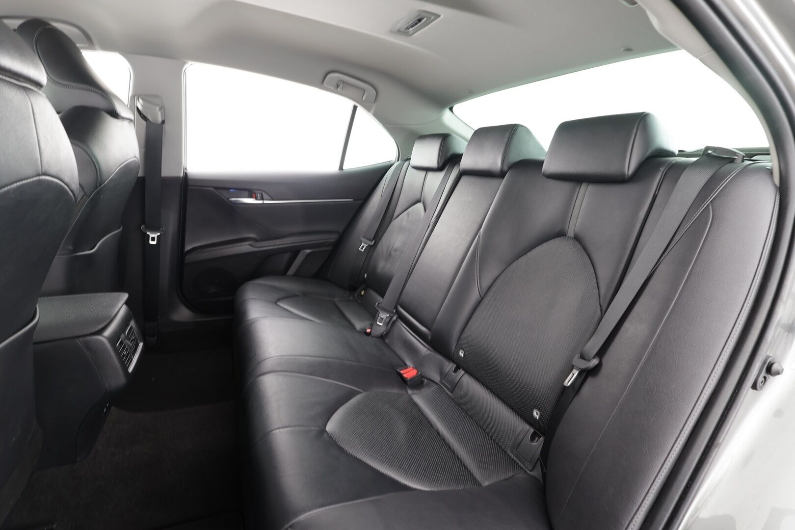 Toyota Camry 2022 2,5 Hybrid Style * ACC / P.kamera / Lohko / Navi / LED / Keyless / Sähköpenkit / Ratinlämmitin / Nahat * - Suomi-auto / Kahdet renkaat aluvanteilla / Juuri katsastettu