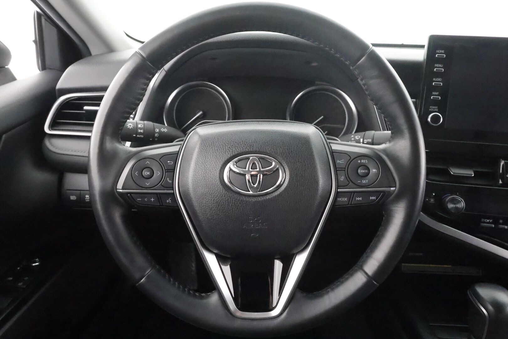 Toyota Camry 2022 2,5 Hybrid Style * ACC / P.kamera / Lohko / Navi / LED / Keyless / Sähköpenkit / Ratinlämmitin / Nahat * - Suomi-auto / Kahdet renkaat aluvanteilla / Juuri katsastettu