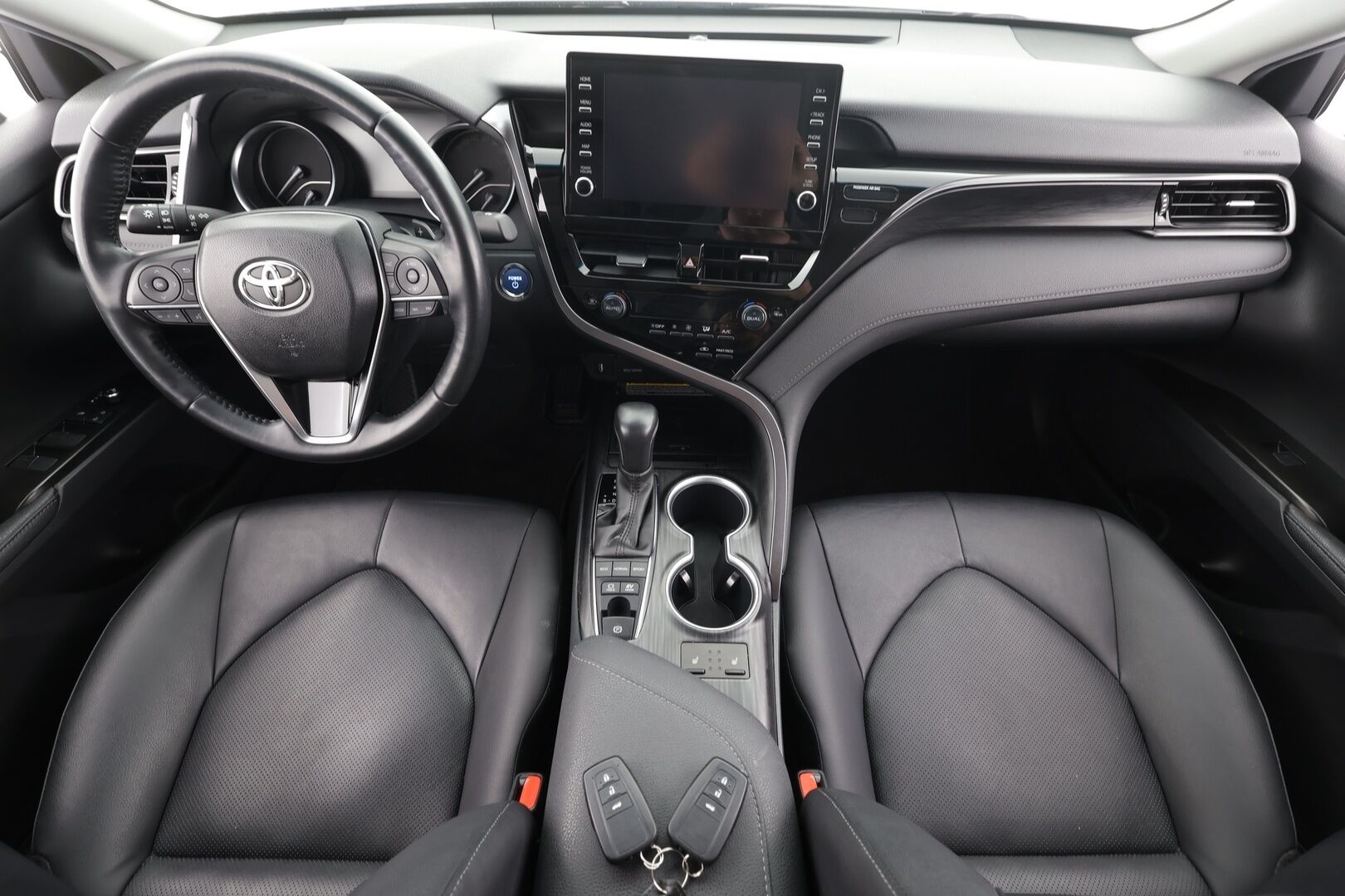 Toyota Camry 2022 2,5 Hybrid Style * ACC / P.kamera / Lohko / Navi / LED / Keyless / Sähköpenkit / Ratinlämmitin / Nahat * - Suomi-auto / Kahdet renkaat aluvanteilla / Juuri katsastettu