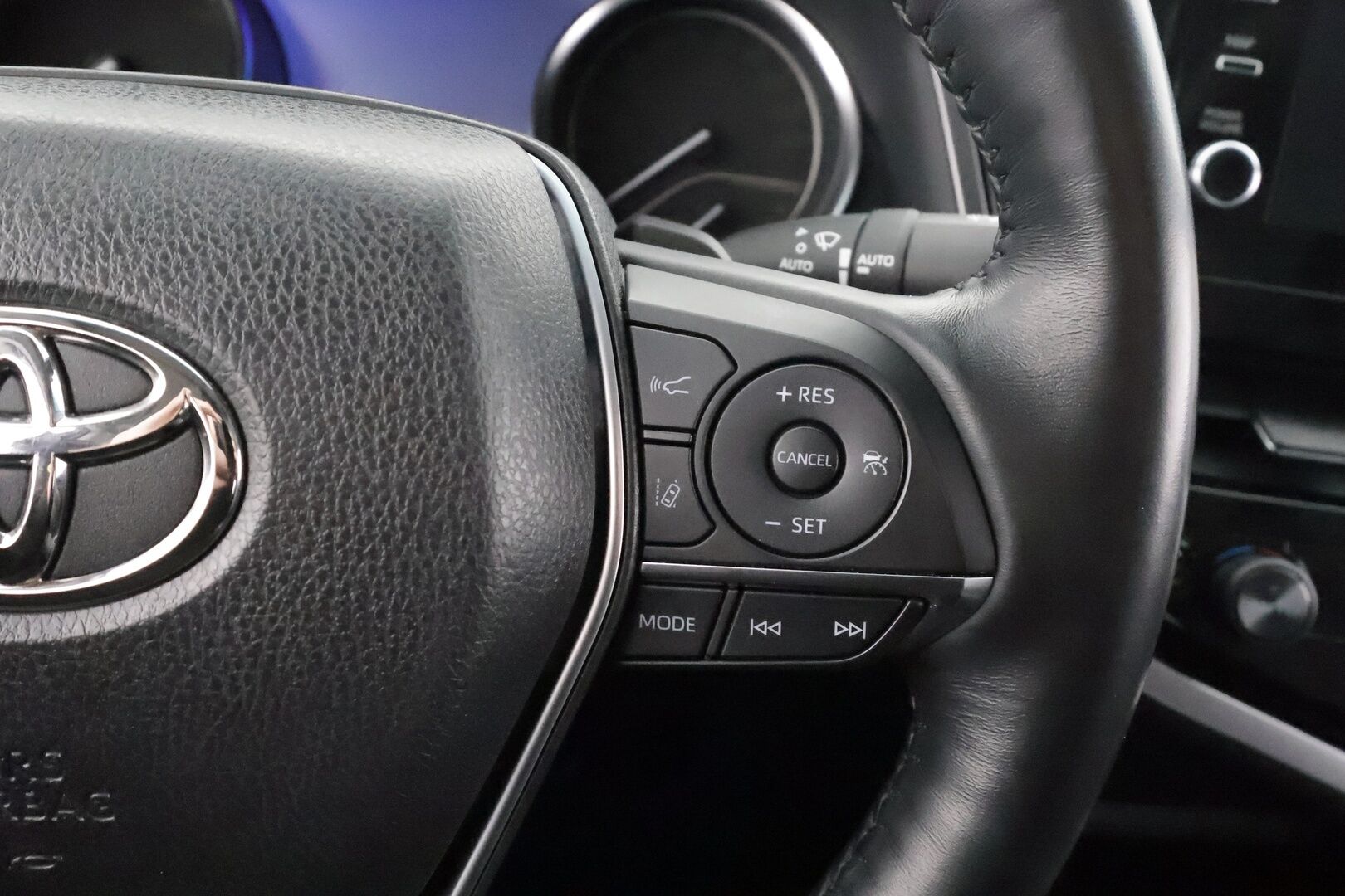 Toyota Camry 2022 2,5 Hybrid Style * ACC / P.kamera / Lohko / Navi / LED / Keyless / Sähköpenkit / Ratinlämmitin / Nahat * - Suomi-auto / Kahdet renkaat aluvanteilla / Juuri katsastettu