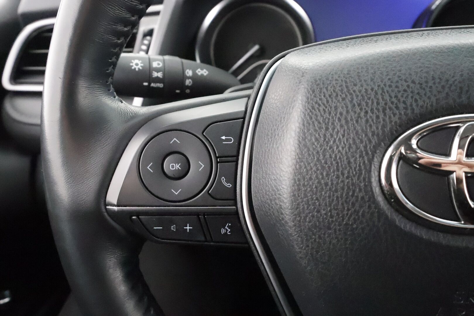 Toyota Camry 2022 2,5 Hybrid Style * ACC / P.kamera / Lohko / Navi / LED / Keyless / Sähköpenkit / Ratinlämmitin / Nahat * - Suomi-auto / Kahdet renkaat aluvanteilla / Juuri katsastettu