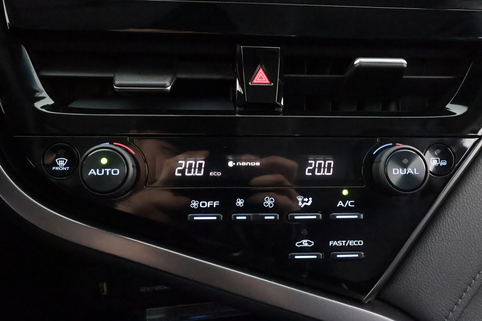 Toyota Camry 2022 2,5 Hybrid Style * ACC / P.kamera / Lohko / Navi / LED / Keyless / Sähköpenkit / Ratinlämmitin / Nahat * - Suomi-auto / Kahdet renkaat aluvanteilla / Juuri katsastettu