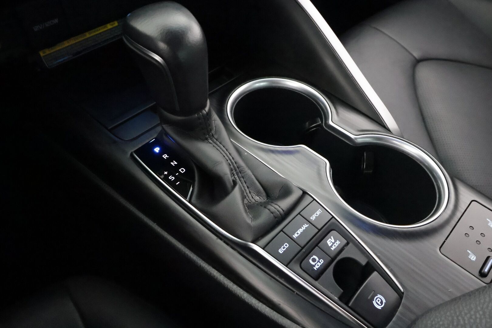 Toyota Camry 2022 2,5 Hybrid Style * ACC / P.kamera / Lohko / Navi / LED / Keyless / Sähköpenkit / Ratinlämmitin / Nahat * - Suomi-auto / Kahdet renkaat aluvanteilla / Juuri katsastettu