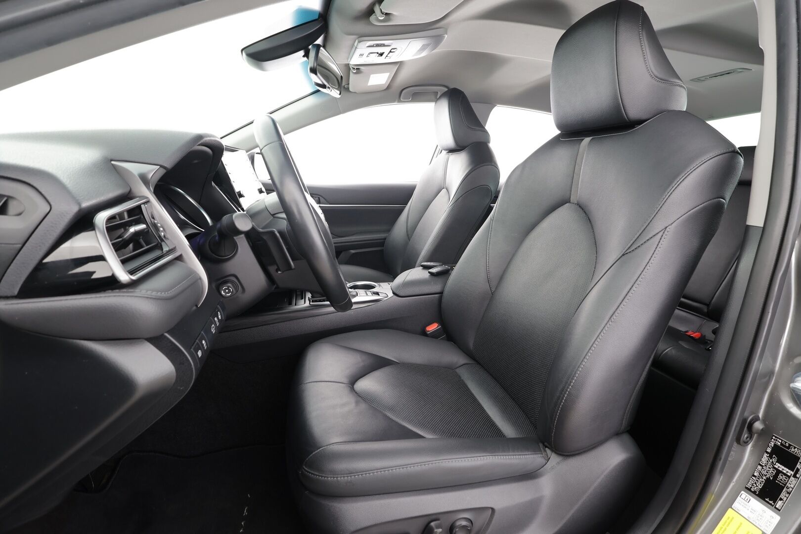 Toyota Camry 2022 2,5 Hybrid Style * ACC / P.kamera / Lohko / Navi / LED / Keyless / Sähköpenkit / Ratinlämmitin / Nahat * - Suomi-auto / Kahdet renkaat aluvanteilla / Juuri katsastettu