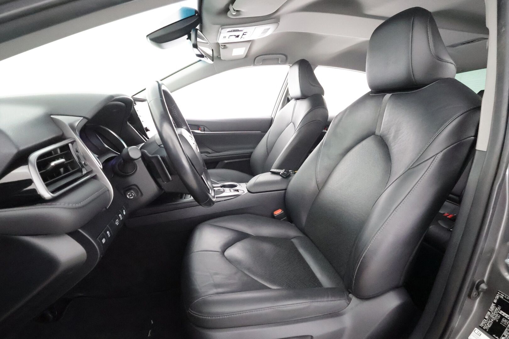 Toyota Camry 2021 2,5 Hybrid Style * ACC / Lohko+SIsä / Sähköpenkit / LED / Navi / P.kamera / Nahat / Keyless / Facelift / Ratinlämmitin * - Suomi-auto / Kahdet renkaat aluvanteilla / Merkkihuollettu - HULLUT AVAJAISHULINAT KORKOTARJOUS 3,29 %