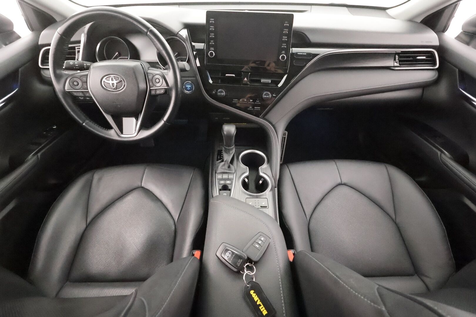 Toyota Camry 2021 2,5 Hybrid Style * ACC / Lohko+SIsä / Sähköpenkit / LED / Navi / P.kamera / Nahat / Keyless / Facelift / Ratinlämmitin * - Suomi-auto / Kahdet renkaat aluvanteilla / Merkkihuollettu - HULLUT AVAJAISHULINAT KORKOTARJOUS 3,29 %