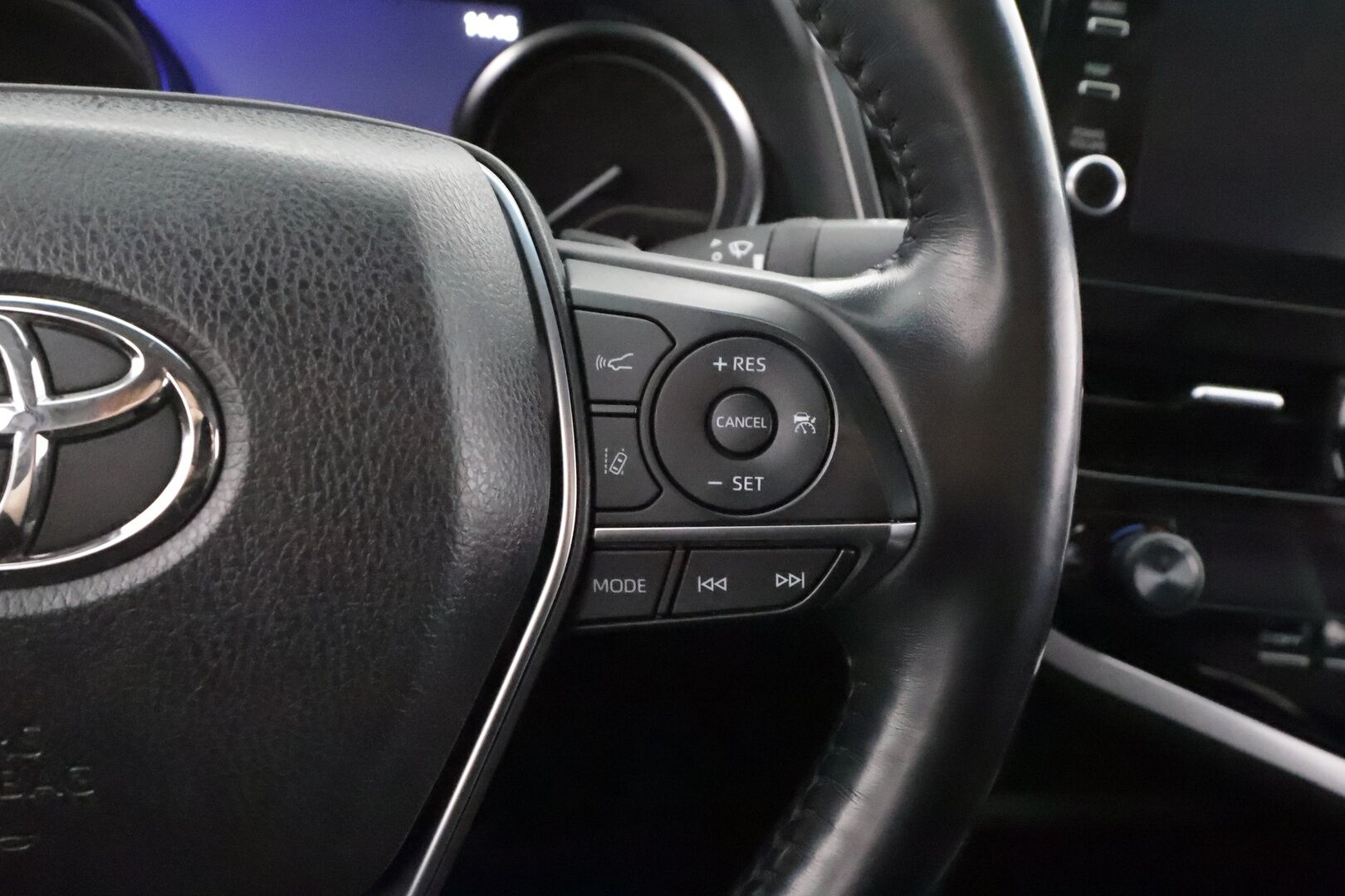 Toyota Camry 2021 2,5 Hybrid Style * ACC / Lohko+SIsä / Sähköpenkit / LED / Navi / P.kamera / Nahat / Keyless / Facelift / Ratinlämmitin * - Suomi-auto / Kahdet renkaat aluvanteilla / Merkkihuollettu - HULLUT AVAJAISHULINAT KORKOTARJOUS 3,29 %