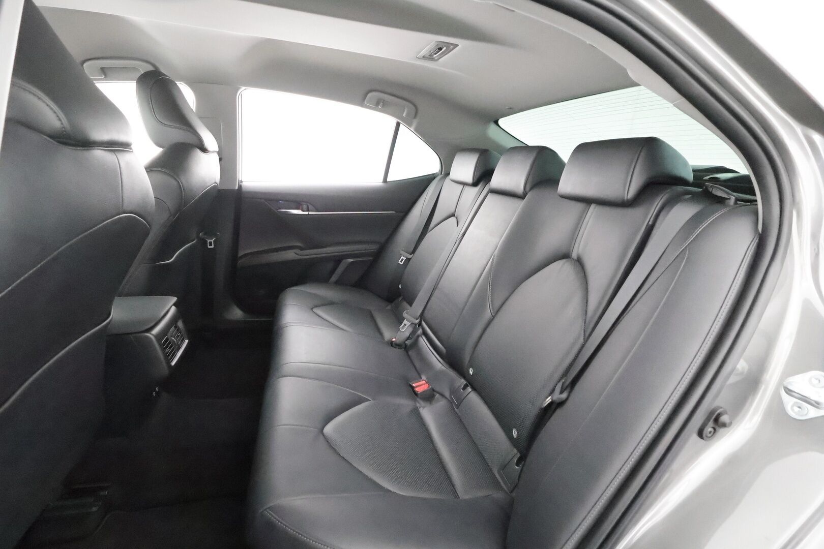 Toyota Camry 2021 2,5 Hybrid Style * ACC / Lohko+SIsä / Sähköpenkit / LED / Navi / P.kamera / Nahat / Keyless / Facelift / Ratinlämmitin * - Suomi-auto / Kahdet renkaat aluvanteilla / Merkkihuollettu - HULLUT AVAJAISHULINAT KORKOTARJOUS 3,29 %