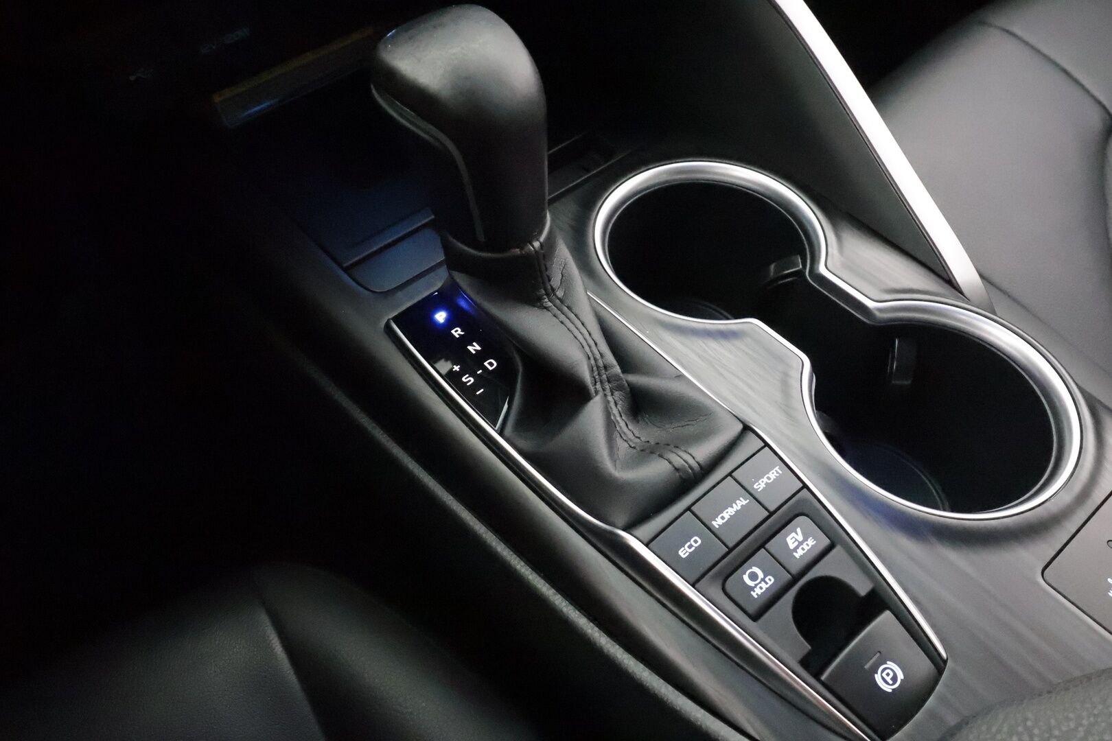 Toyota Camry 2021 2,5 Hybrid Style * ACC / Lohko+SIsä / Sähköpenkit / LED / Navi / P.kamera / Nahat / Keyless / Facelift / Ratinlämmitin * - Suomi-auto / Kahdet renkaat aluvanteilla / Merkkihuollettu - HULLUT AVAJAISHULINAT KORKOTARJOUS 3,29 %