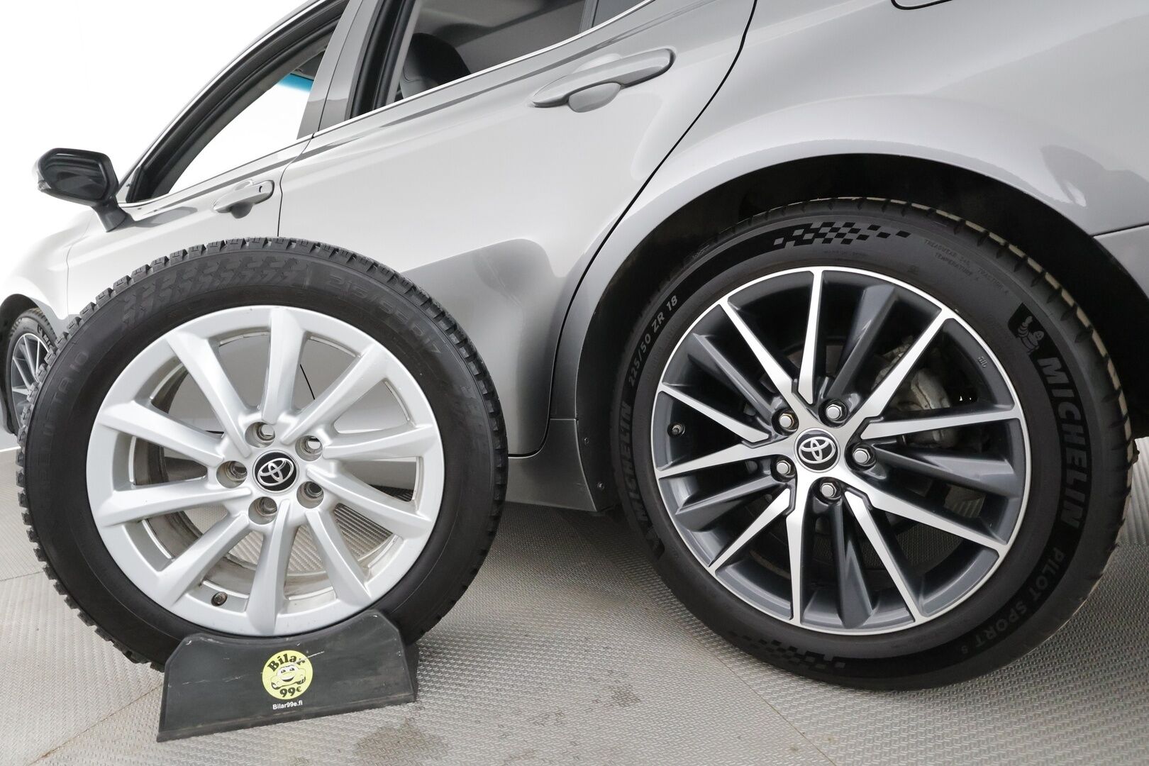 Toyota Camry 2021 2,5 Hybrid Style * ACC / Lohko+SIsä / Sähköpenkit / LED / Navi / P.kamera / Nahat / Keyless / Facelift / Ratinlämmitin * - Suomi-auto / Kahdet renkaat aluvanteilla / Merkkihuollettu - HULLUT AVAJAISHULINAT KORKOTARJOUS 3,29 %