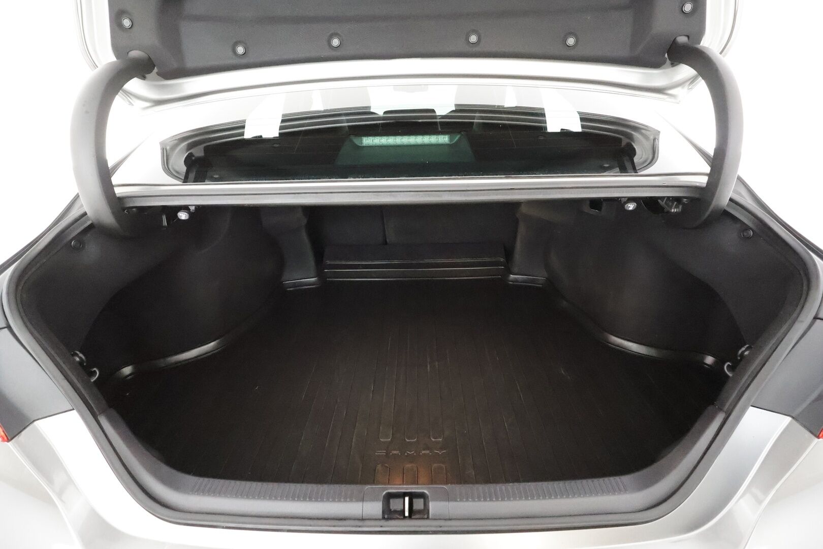 Toyota Camry 2021 2,5 Hybrid Style * ACC / Lohko+SIsä / Sähköpenkit / LED / Navi / P.kamera / Nahat / Keyless / Facelift / Ratinlämmitin * - Suomi-auto / Kahdet renkaat aluvanteilla / Merkkihuollettu - HULLUT AVAJAISHULINAT KORKOTARJOUS 3,29 %