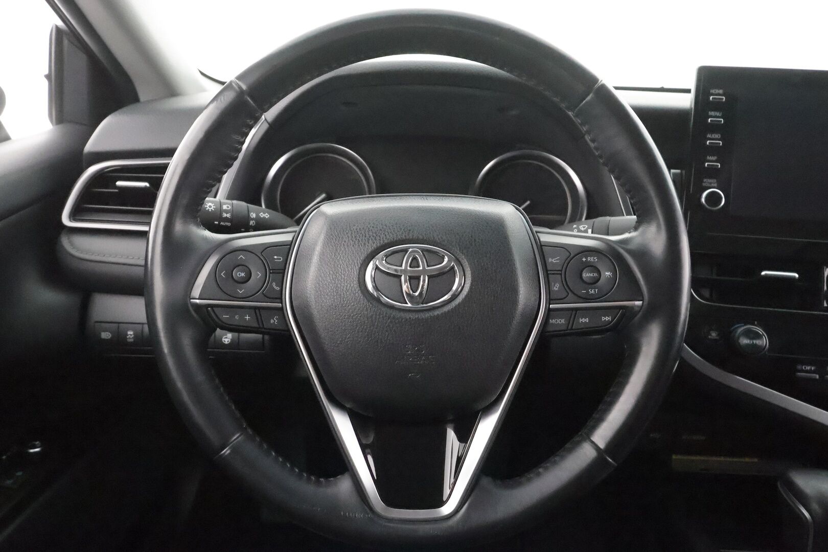 Toyota Camry 2021 2,5 Hybrid Style * ACC / Lohko+SIsä / Sähköpenkit / LED / Navi / P.kamera / Nahat / Keyless / Facelift / Ratinlämmitin * - Suomi-auto / Kahdet renkaat aluvanteilla / Merkkihuollettu - HULLUT AVAJAISHULINAT KORKOTARJOUS 3,29 %