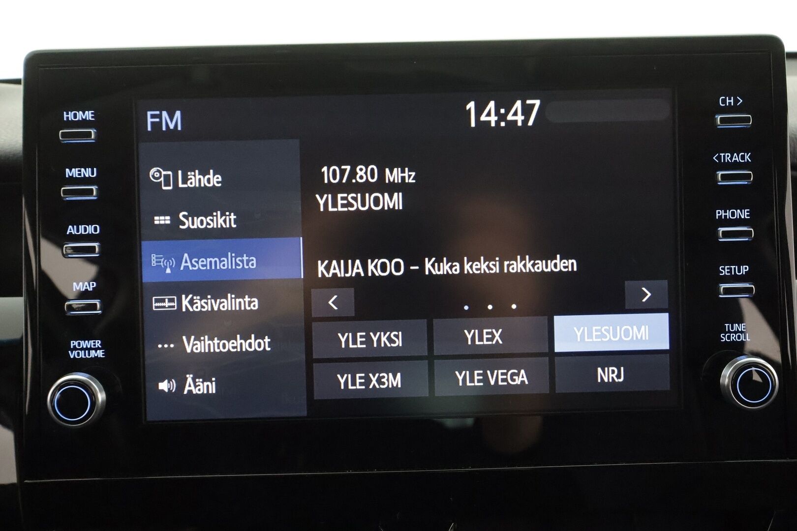 Toyota Camry 2021 2,5 Hybrid Style * ACC / Lohko+SIsä / Sähköpenkit / LED / Navi / P.kamera / Nahat / Keyless / Facelift / Ratinlämmitin * - Suomi-auto / Kahdet renkaat aluvanteilla / Merkkihuollettu - HULLUT AVAJAISHULINAT KORKOTARJOUS 3,29 %