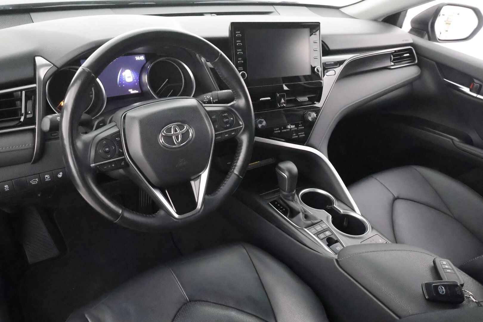 Toyota Camry 2021 2,5 Hybrid Style * ACC / Lohko+SIsä / Sähköpenkit / LED / Navi / P.kamera / Nahat / Keyless / Facelift / Ratinlämmitin * - Suomi-auto / Kahdet renkaat aluvanteilla / Merkkihuollettu - HULLUT AVAJAISHULINAT KORKOTARJOUS 3,29 %