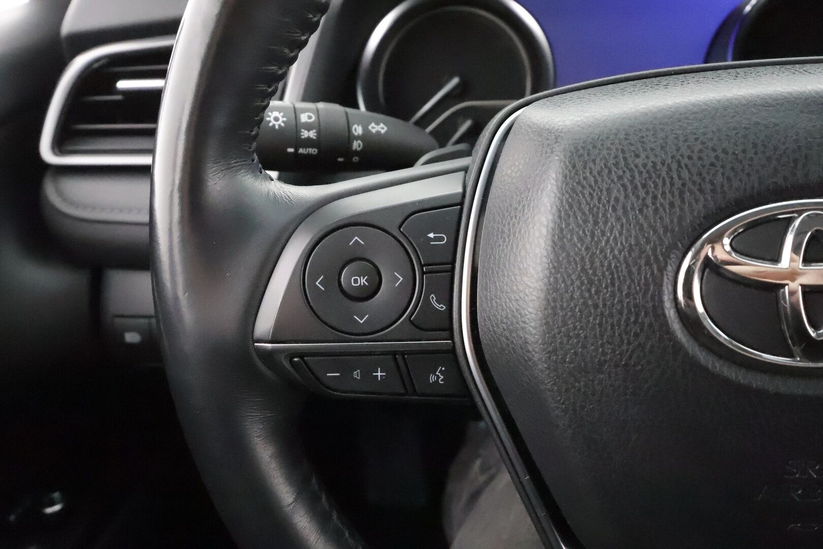 Toyota Camry 2021 2,5 Hybrid Style * ACC / Lohko+SIsä / Sähköpenkit / LED / Navi / P.kamera / Nahat / Keyless / Facelift / Ratinlämmitin * - Suomi-auto / Kahdet renkaat aluvanteilla / Merkkihuollettu - HULLUT AVAJAISHULINAT KORKOTARJOUS 3,29 %