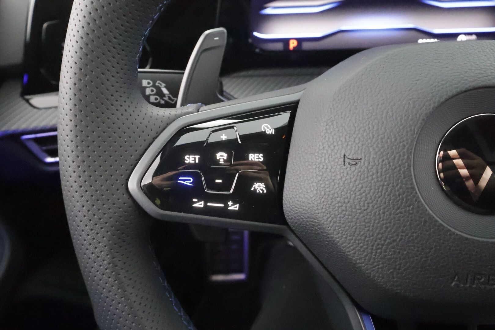 Volkswagen Golf 2021 R 2,0 TSI 235 kW 4MOTION DSG-automaatti - | ACC | Titaaniputkisto | IQ-Light Matrix-LED | P.Kamera | Sporttipenkit | Keyless | Apple&Android | Suomi-auto | Kahdet Renkaat |
