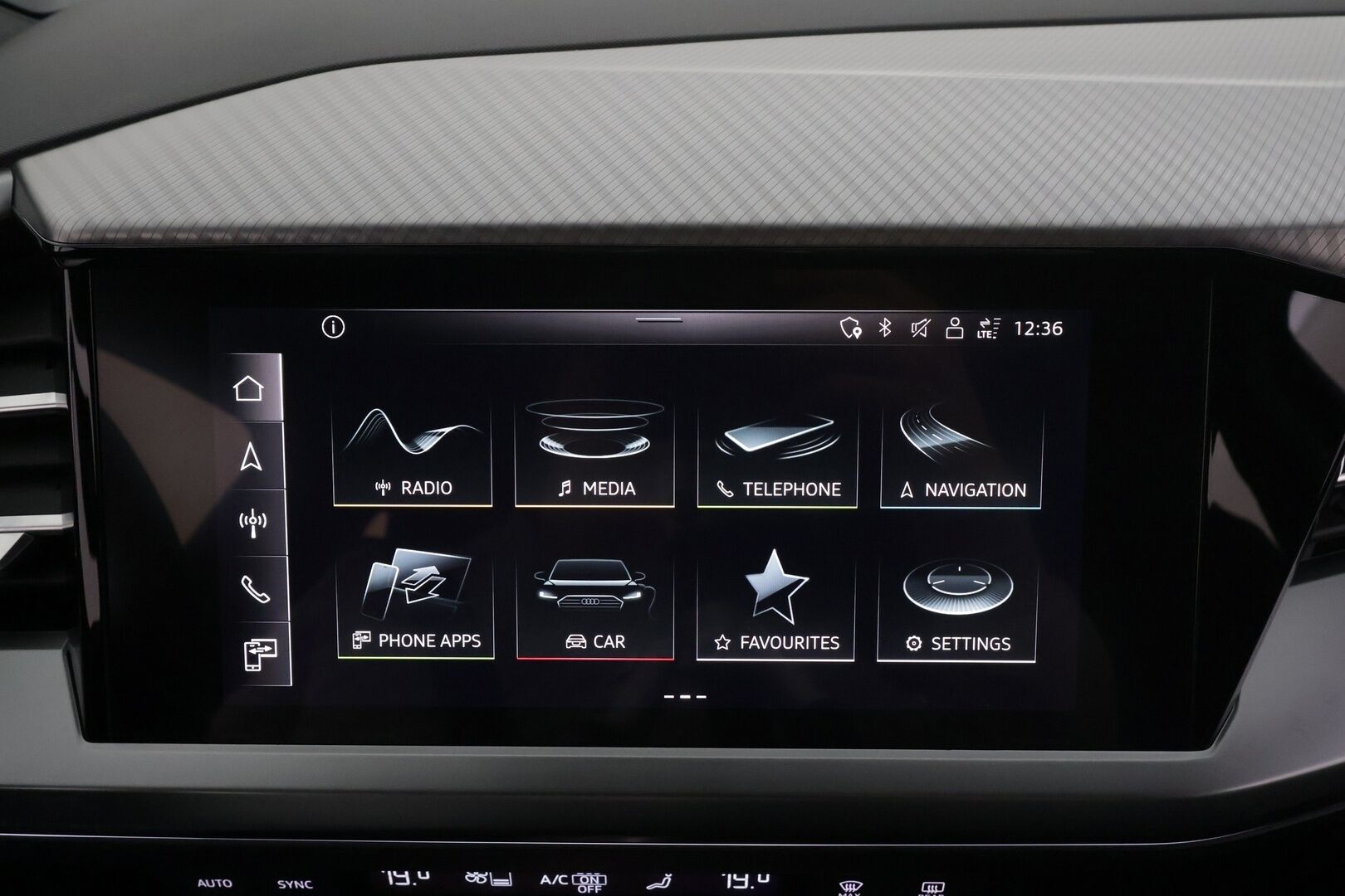 Audi Q4 e-tron 2021 40 e-tron * ACC / HUD / ILP / P.kamera / Matrix LED / Koukku / Sporttipenkit / Navi / Digimittaristo / Sähköluukku * - 1.Om Suomi-auto / Kahdet renkaat aluvanteilla / Merkkihuollettu